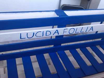 �Ne abbiamo montata una vicino la facolt� di veterinaria - sottolinea il 22enne Alberto - e un'altra in zona "ville". Entrambe sono realizzate con materiali riciclabili e affiancate da una panchina colorata, l'ideale per gustarsi una lettura in attesa del bus�